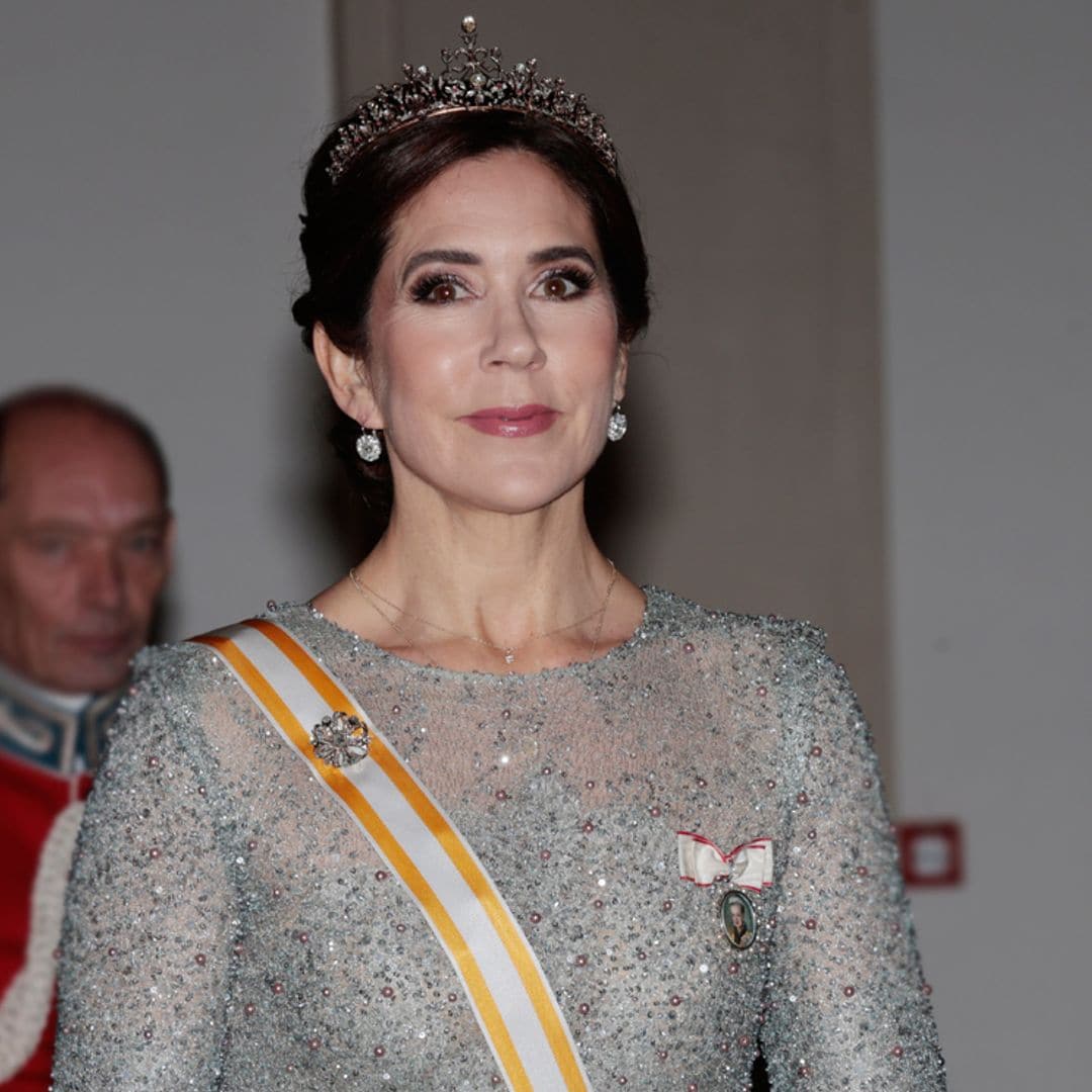 Mary de Dinamarca elige un fabuloso vestido brillante con transparencias y guiño a España