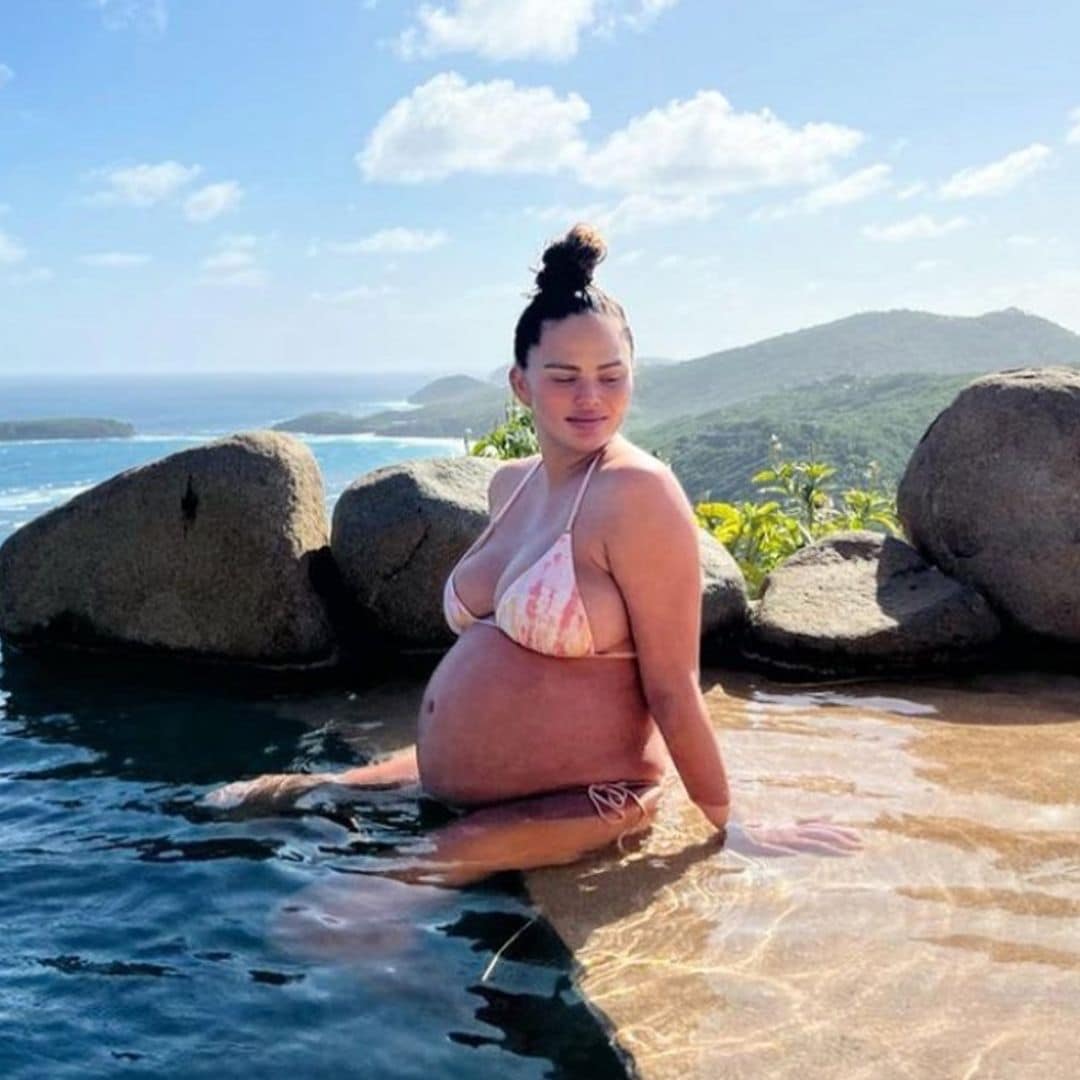 Chrissy Teigen comparte la primera foto de su 'bebé arcoiris' junto a sus hermanos