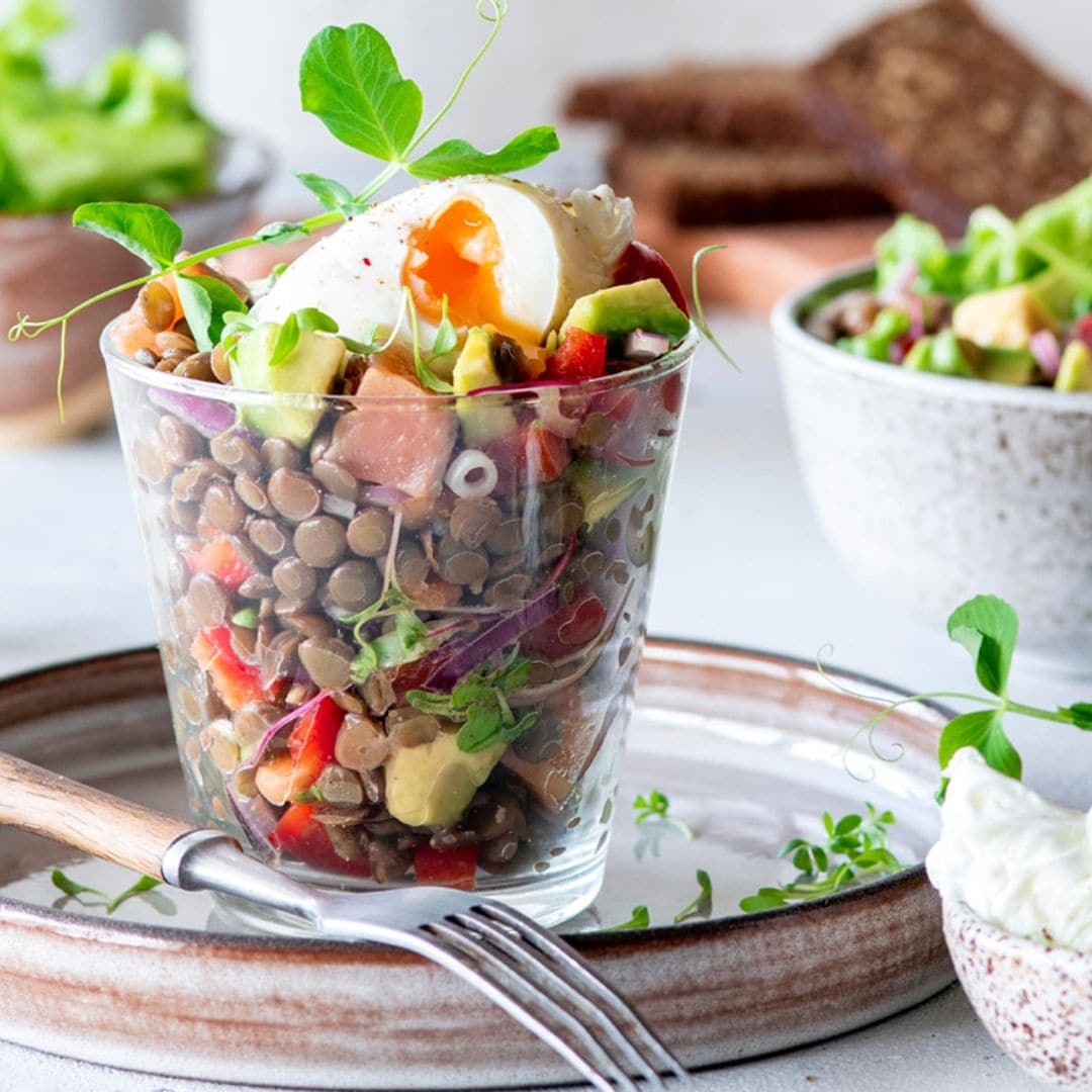 Vasitos de ensalada de lentejas, salmón y huevo