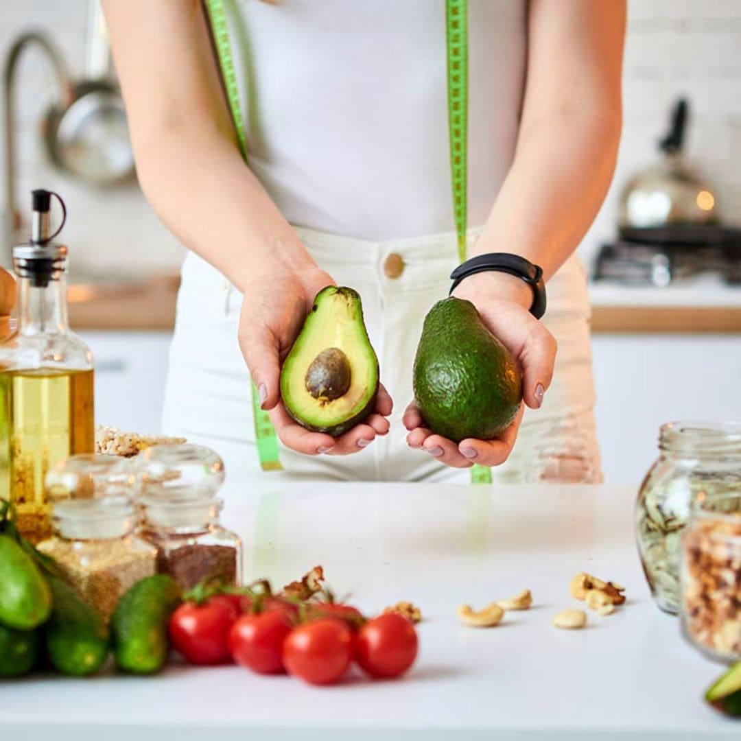 pesar alimentos mano