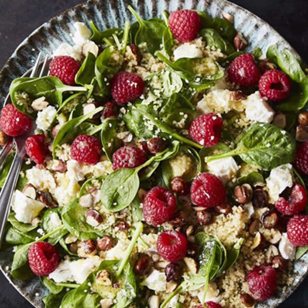 Ensalada de cuscús, espinacas y frambuesas