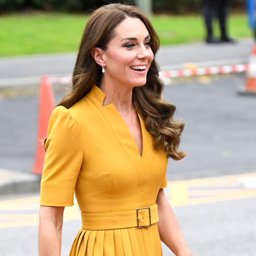 Kate recupera el color con un vestido amarillo de escote 'reina Ana'