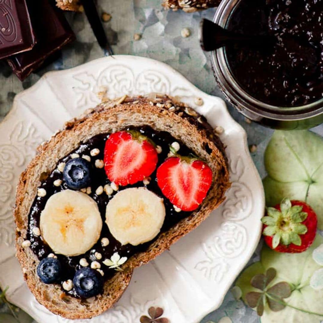 Tosta de cereales con chocolate, fresa y plátano