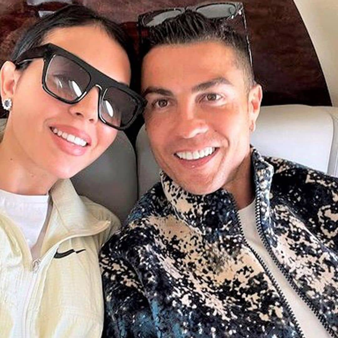 El posado de Cristiano y Georgina en la supercama de su avión privado se hace viral