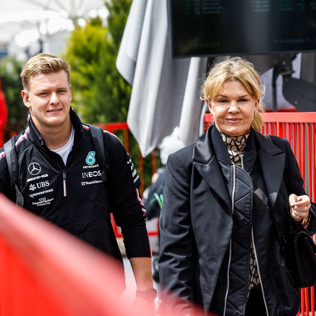 La mujer de Michael Schumacher se enfrenta con un jefe de equipo de F1 para defender a su hijo