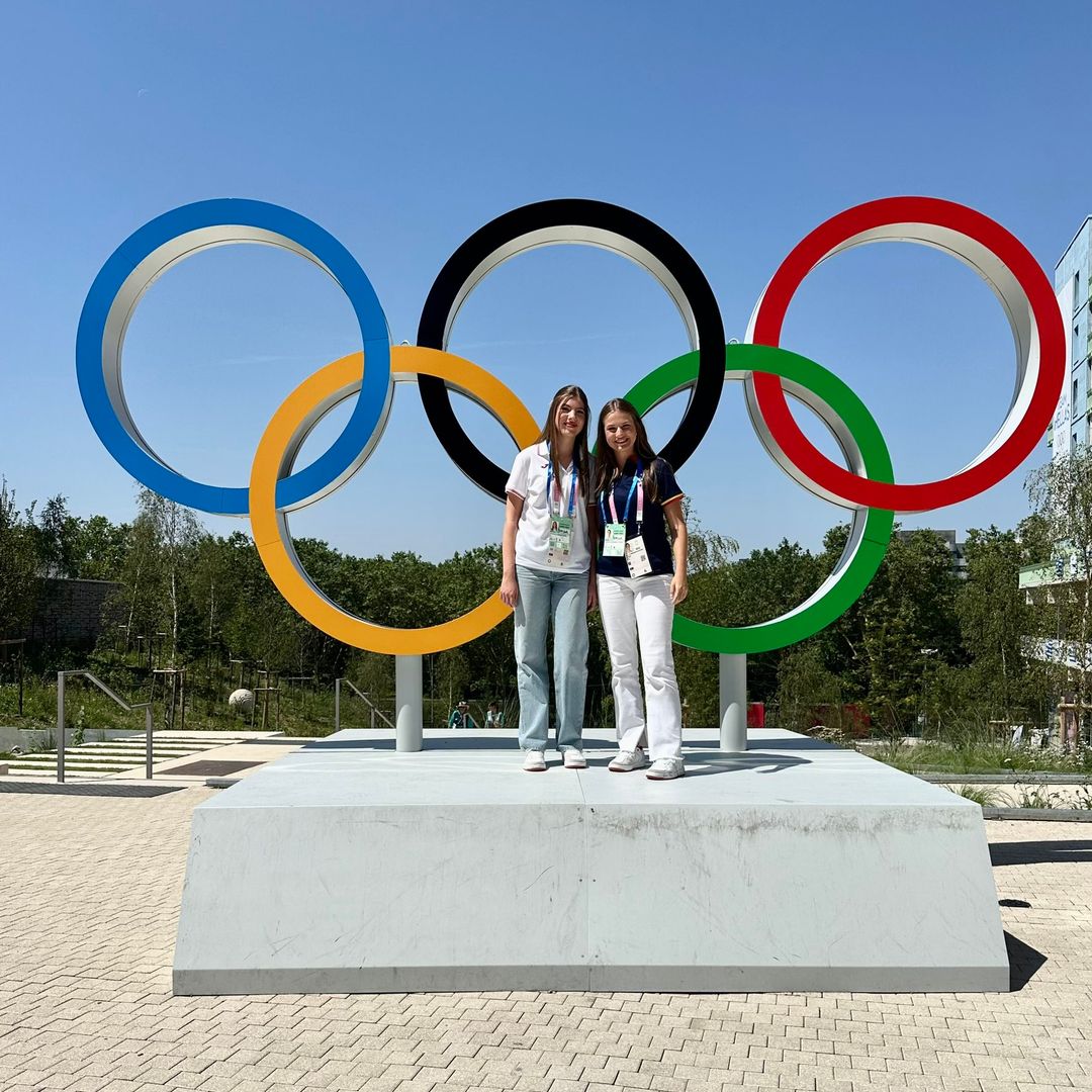 La princesa Leonor y la infanta Sofía visitan por sorpresa la Villa Olímpica y animan a los atletas españoles