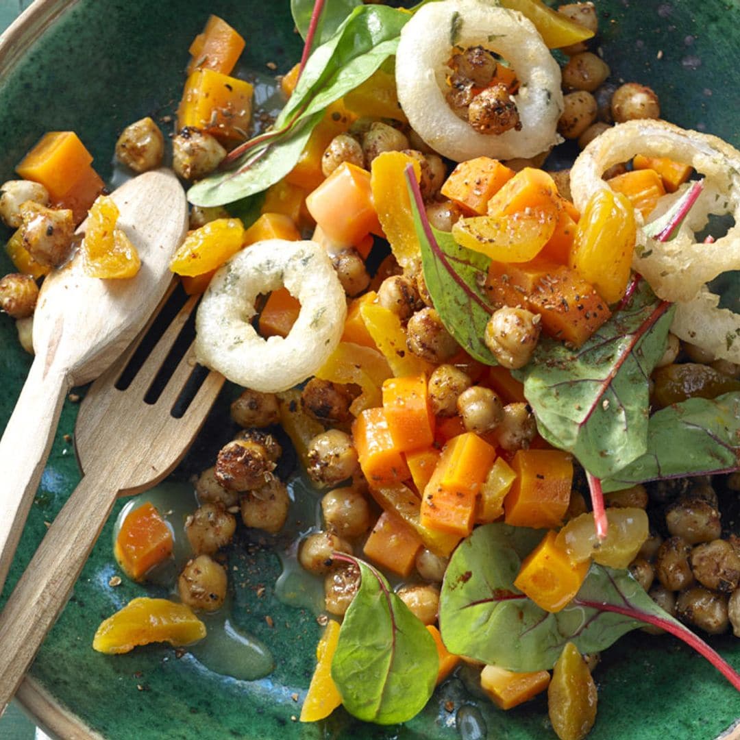 Garbanzos fritos con acelga roja y aros de cebolla crujiente