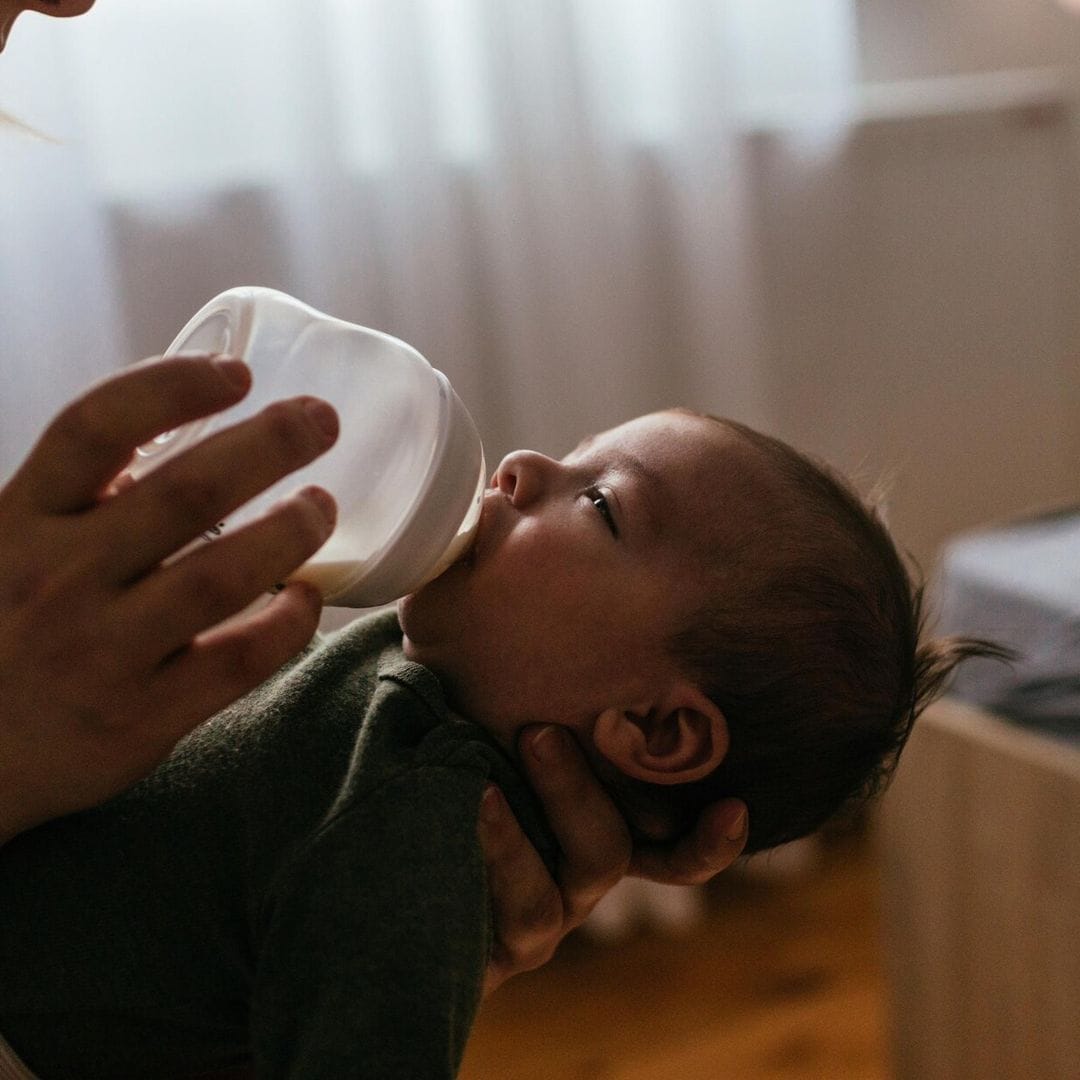 ¿Qué leche le doy a mi bebé si no quiero darle el pecho?