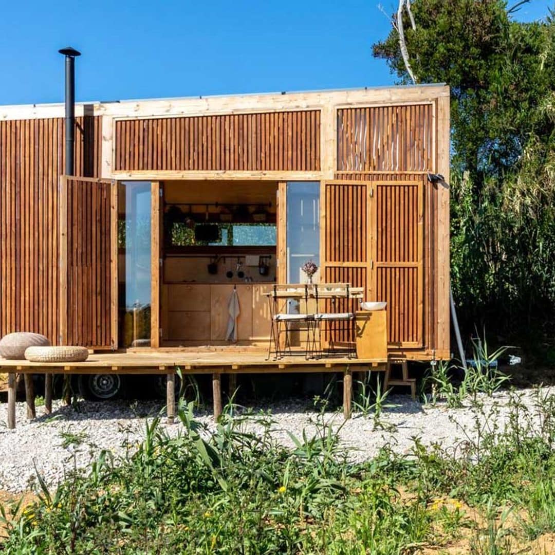 Una 'tiny house' de doble altura, preparada para vivir a pequeña a escala