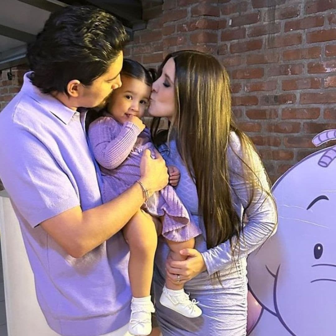 Con ilusión, Alex Fernández y Alexia Hernández celebran el primer baby shower de su hija Nirvana