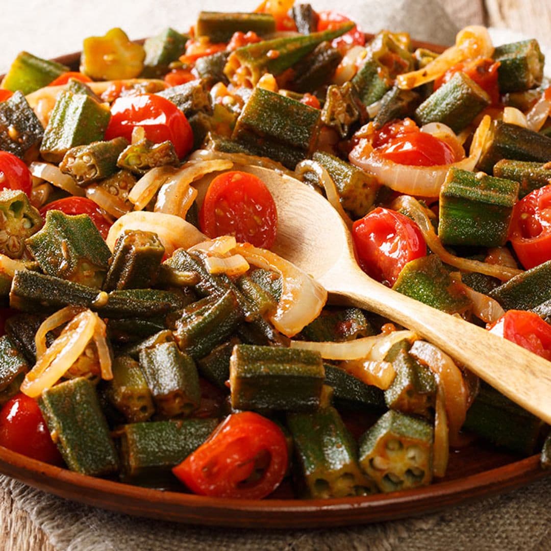 Salteado de okra con tomate y cebolla