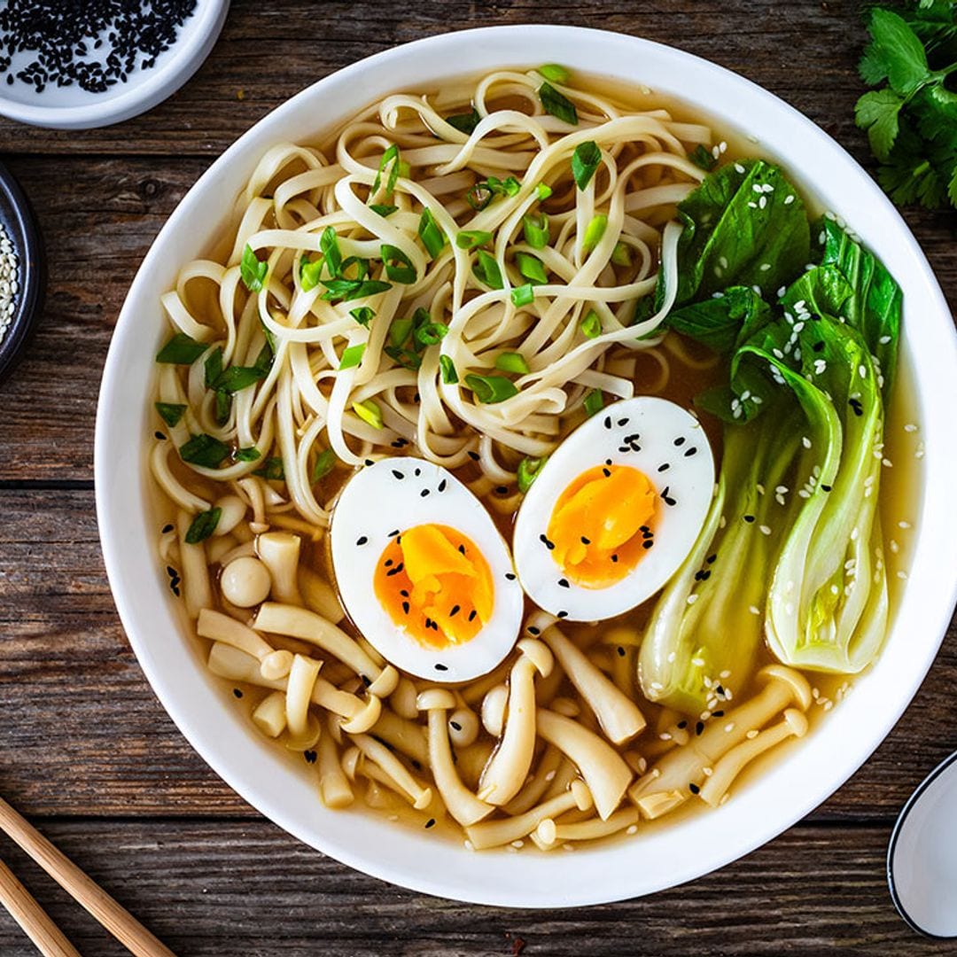 Sopa de tallarines chinos con setas, huevo y pak choi