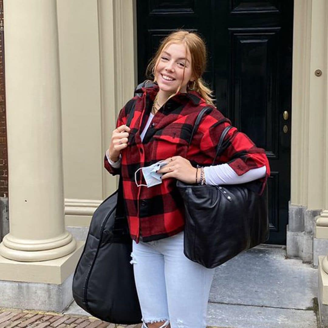 El look roquero de Alexia de Holanda con vaqueros rotos en su primer día