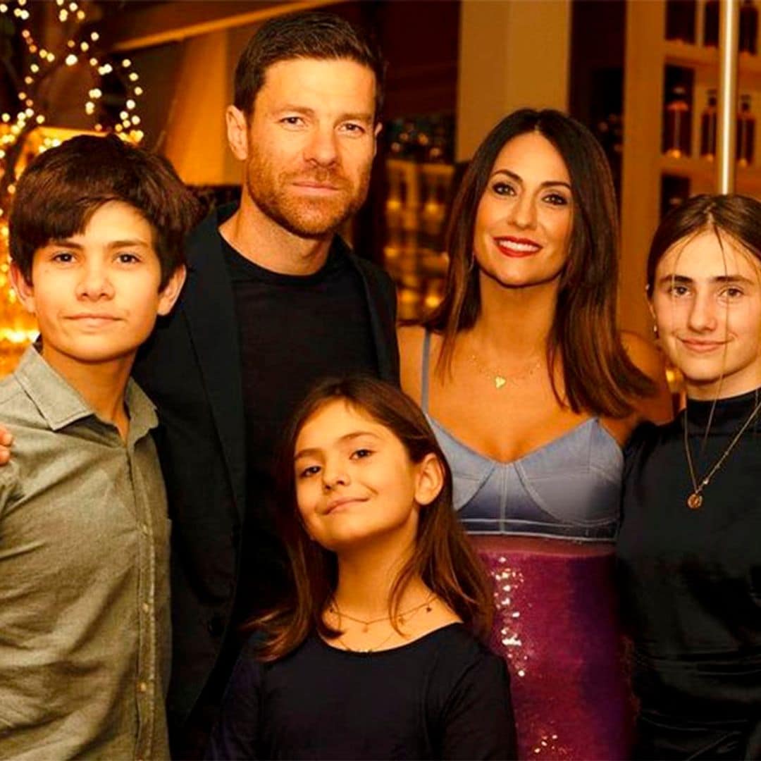 Conoce a la familia de Xabi Alonso: de su hijo adolescente a las mujeres de su vida