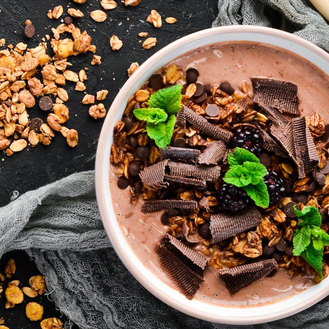 'Smoothie bowl' de cacao, granola y frutos del bosque