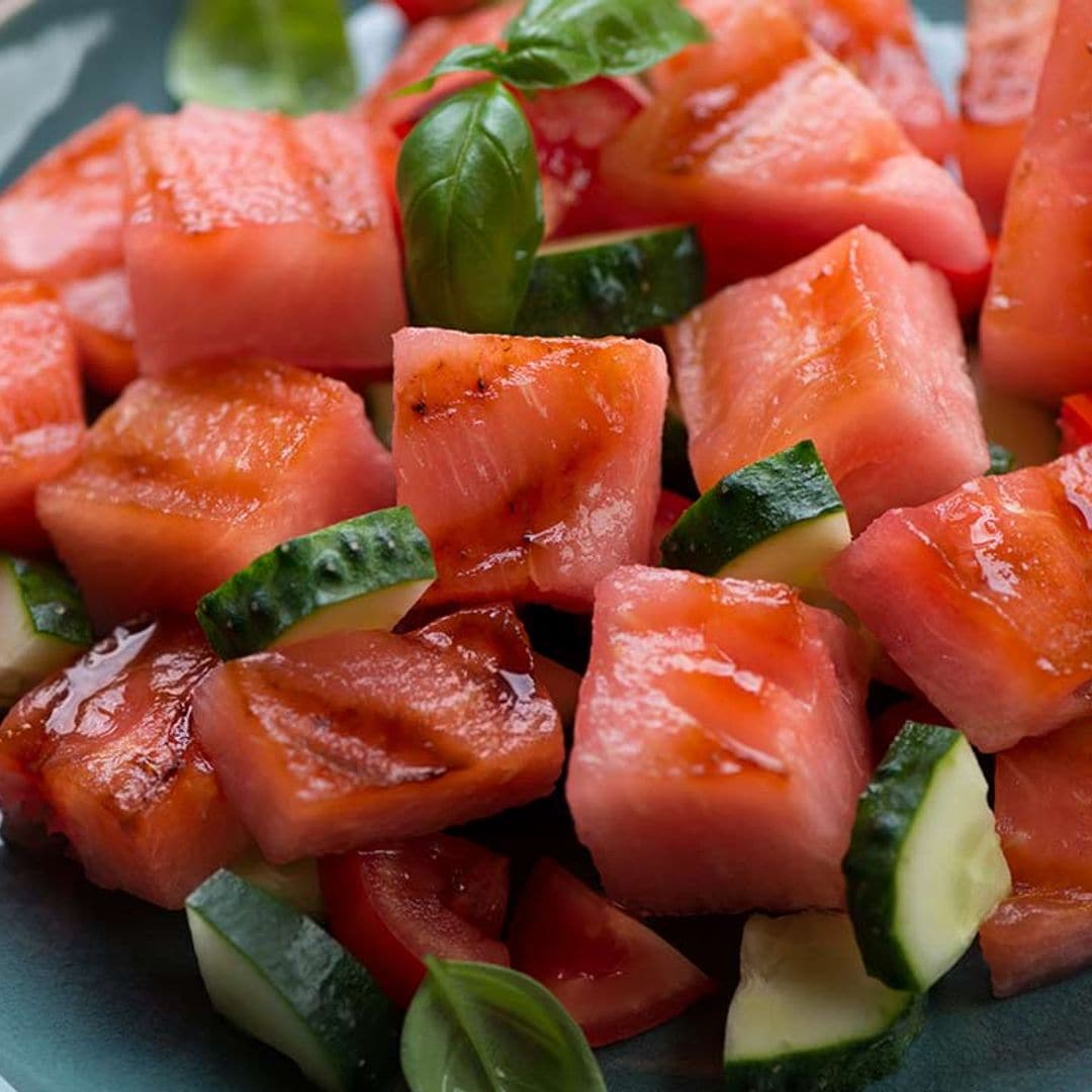 Ensalada de sandía a la parrilla con pepino y tomate