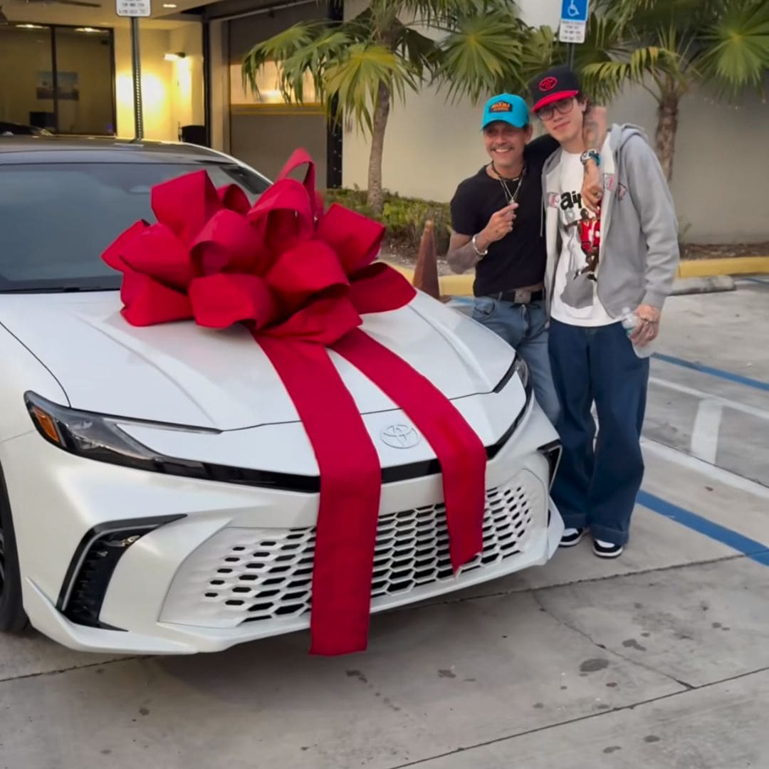 Emocionado, Marc Anthony le regala su primer coche a su hijo Ryan