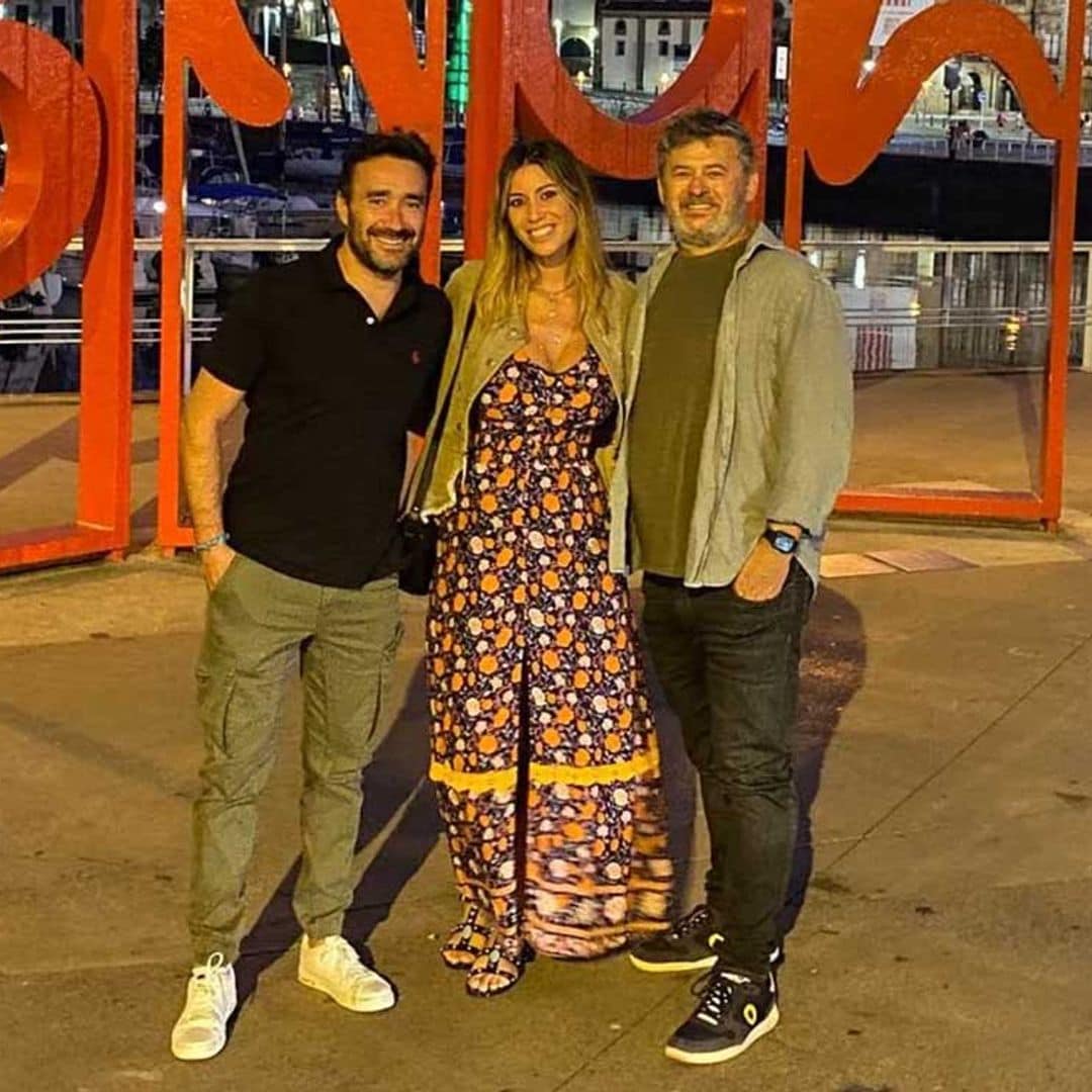 Juanma Castaño, el mejor 'guía' de Gijón con Miki Nadal y Helena Aldea que asisten al concierto de C. Tangana