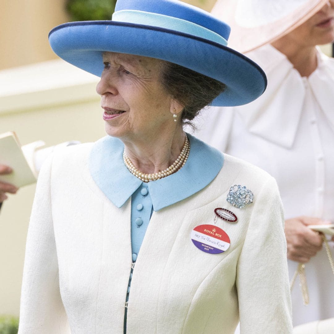 La princesa Ana impacta en Ascot con un vestido turquesa que estrenó cuando tenía 27 años