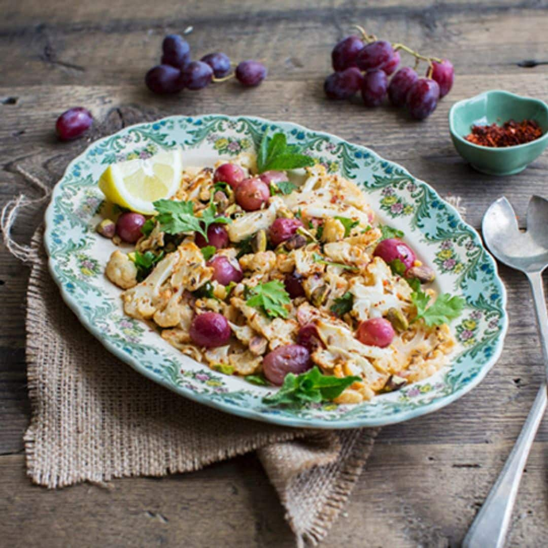 Ensalada templada de coliflor con uvas rojas, perejil y pimienta 'pul biber'