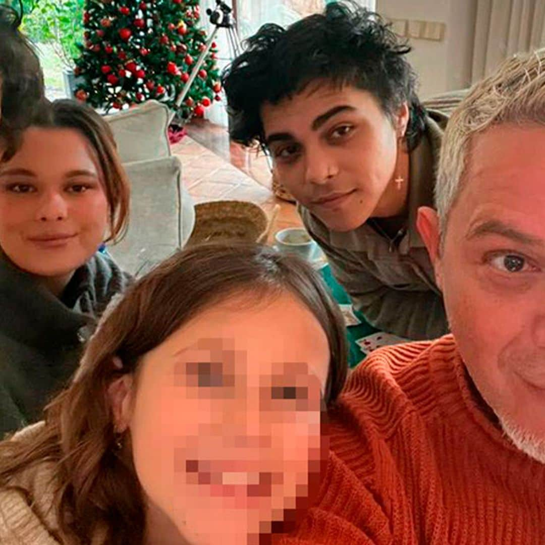 Un juego de cartas y muchas carantoñas: el divertido plan de Alejandro Sanz con sus hijos horas antes de pasar al 2023