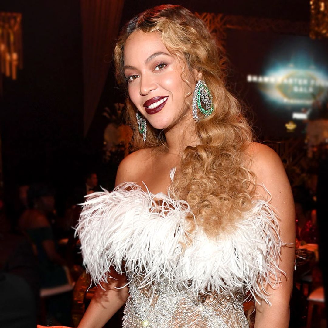 Beyoncé colapsa internet con dos vestidos de alto impacto y un bolso viral