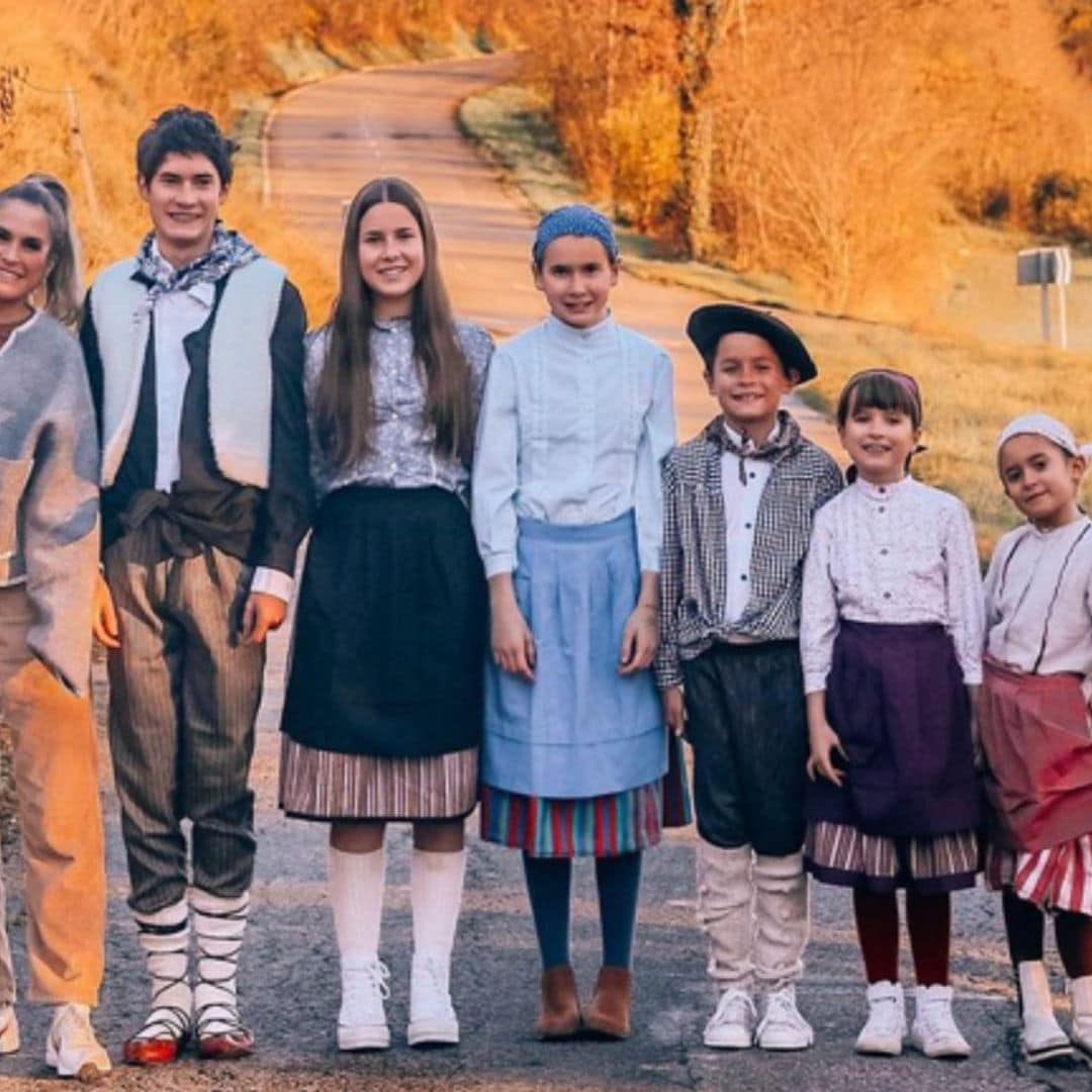 El original posado de Verdeliss con sus 8 hijos vestidos con trajes regionales que ya es tradición