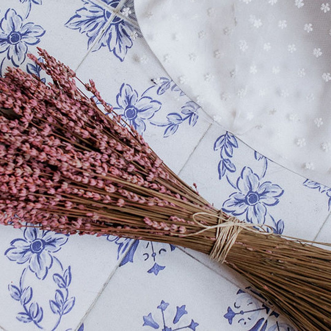 El 'efecto Carlota' en las futuras novias: ramos de lavanda para toda la vida