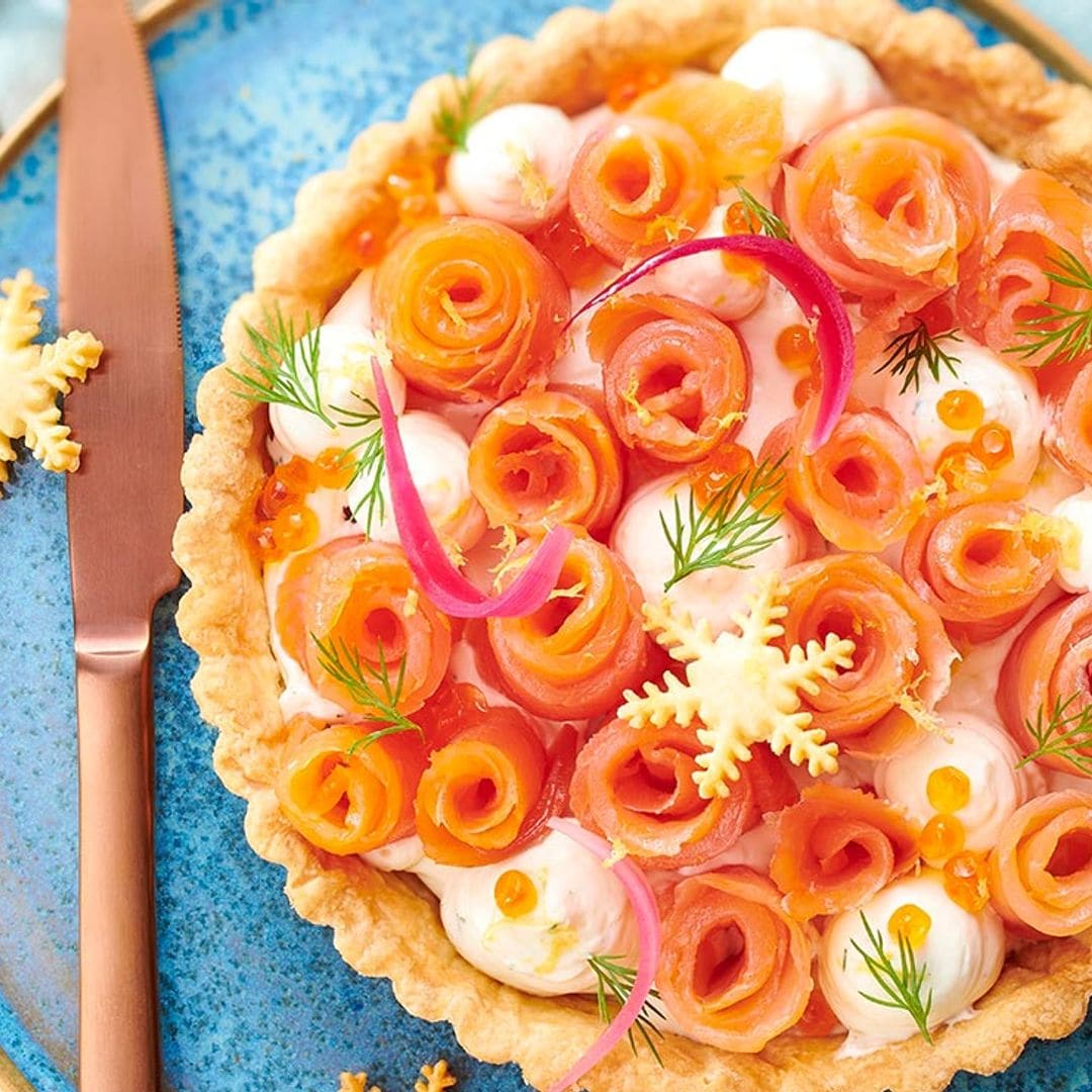 Tarta salada navideña con flores de salmón y mousse de queso