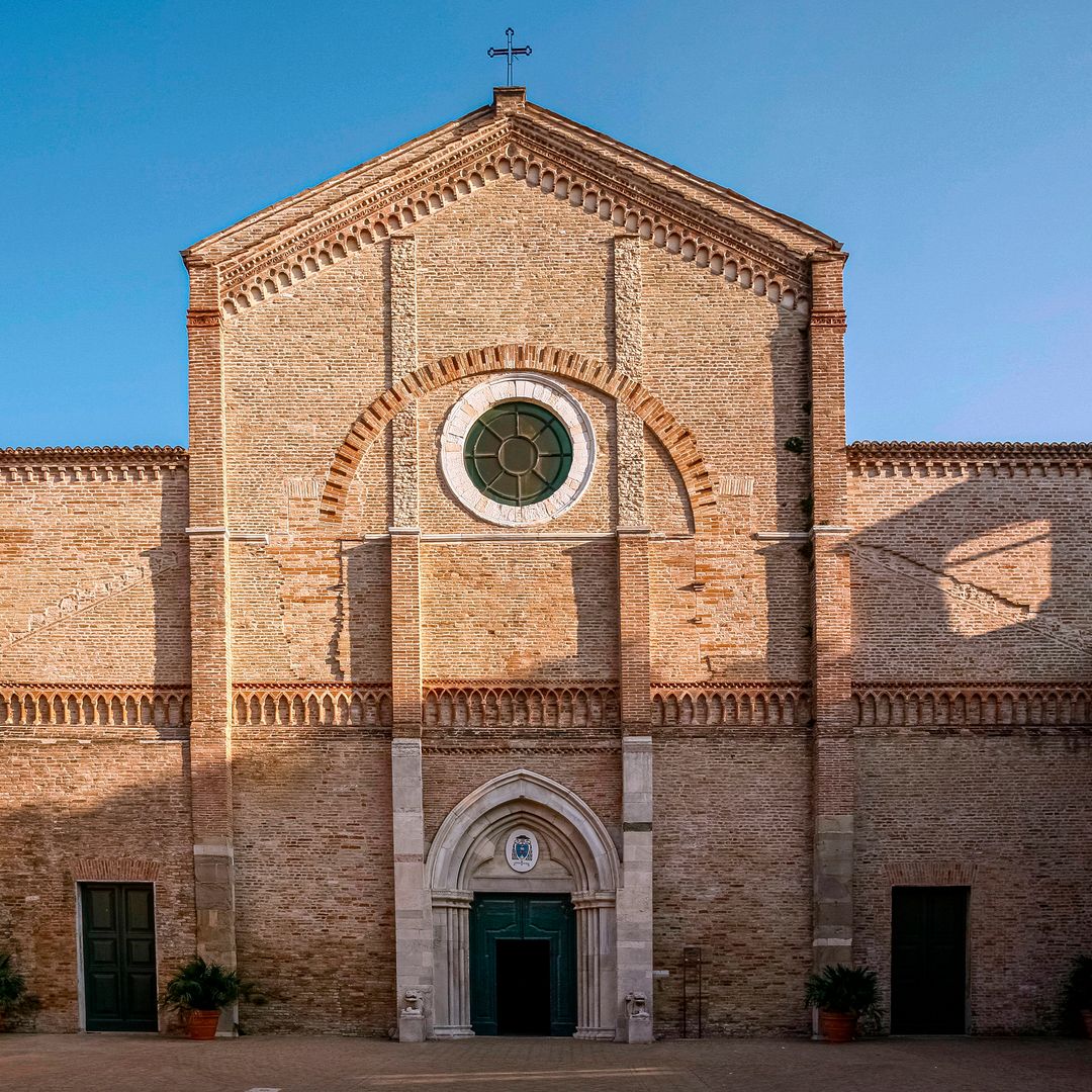 Catedral de Santa María Assunta en Pesaro, Italia