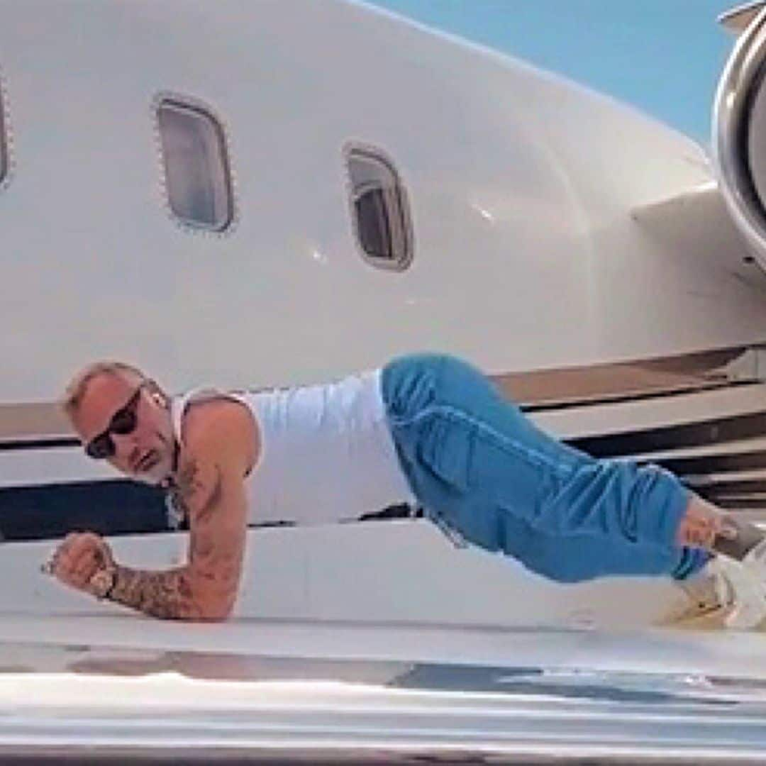 ¡Bailando twerking sobre las alas de su avión privado! Así celebra Gianluca Vacchi el último éxito de Anitta