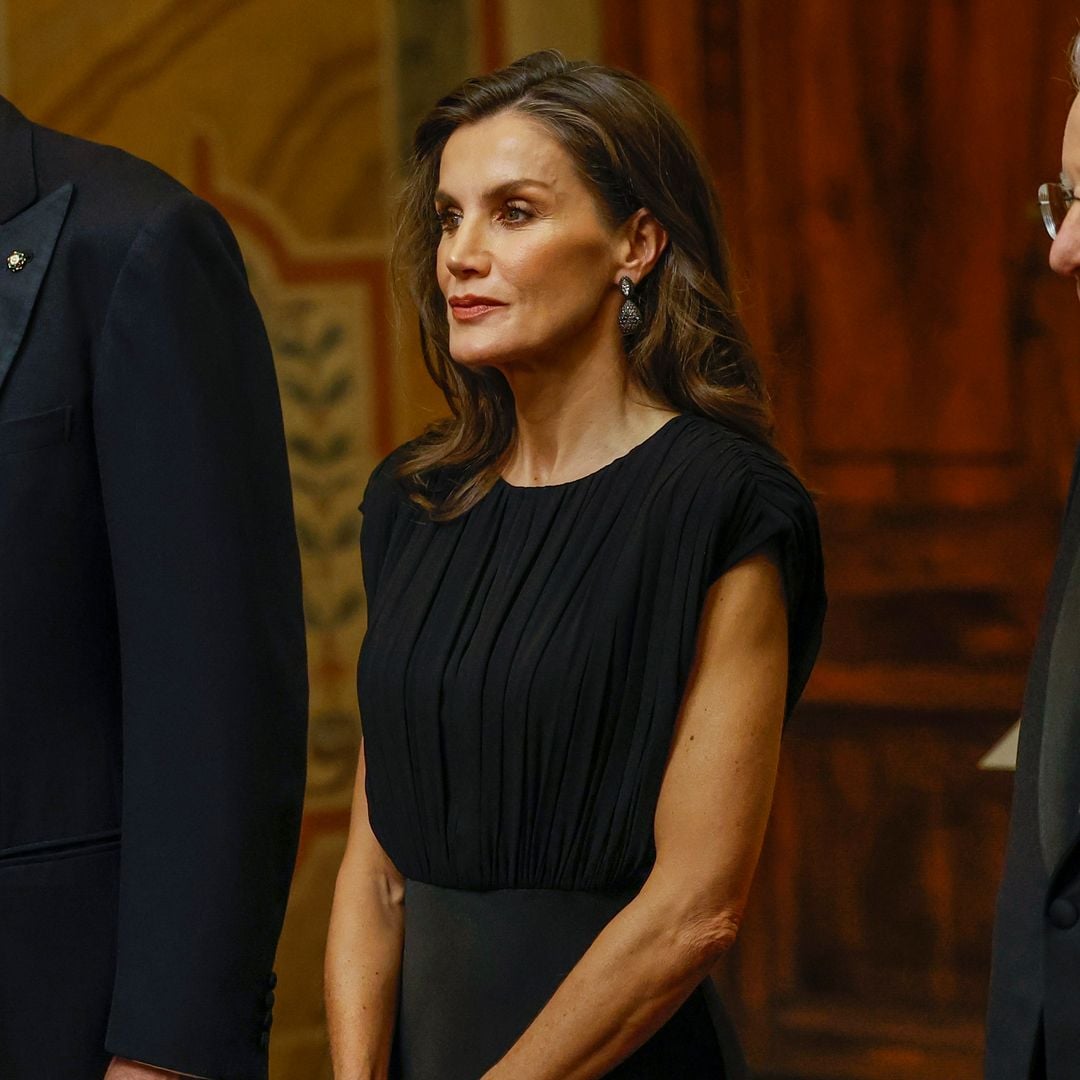 La reina Letizia, deslumbrante de gala con su nuevo vestido negro: un tributo a Italia