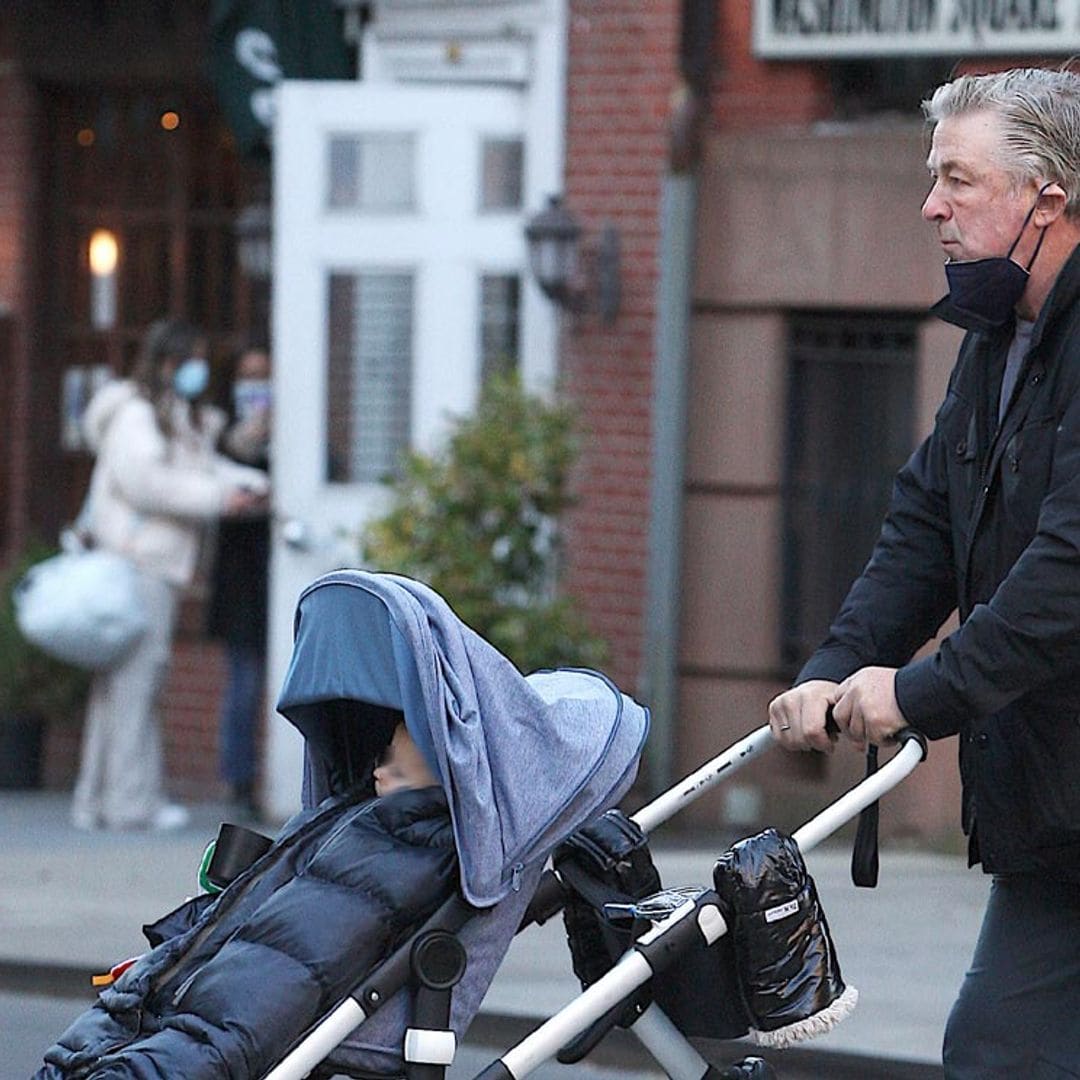 Alec Baldwin afronta las demandas por el accidente mortal en 'Rust' refugiándose en su familia