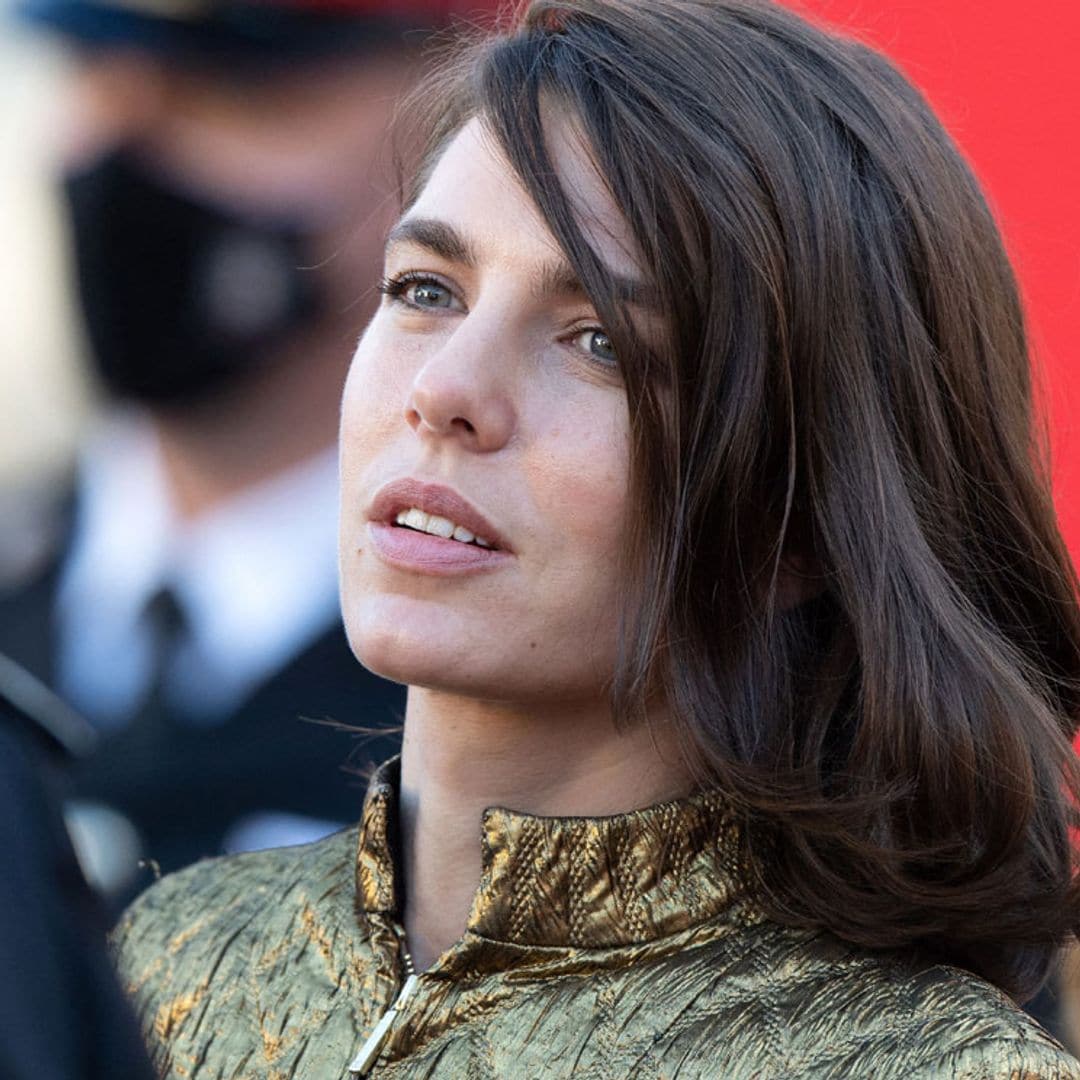 Carlota Casiraghi impacta en su regreso con un vestido dorado y pendientes que recuerdan a su madre