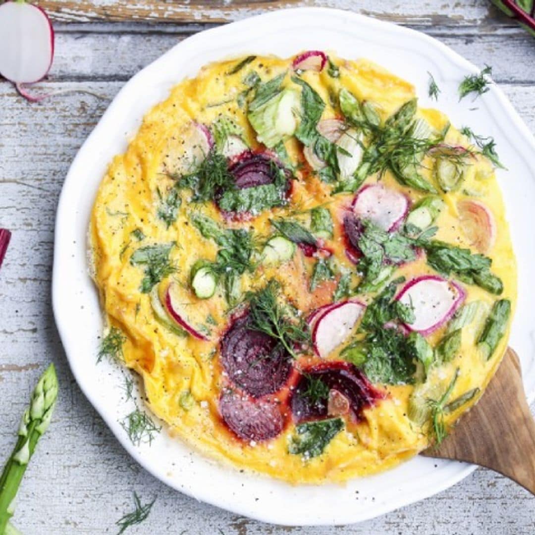 Tortilla de espárragos, remolacha y rábanos