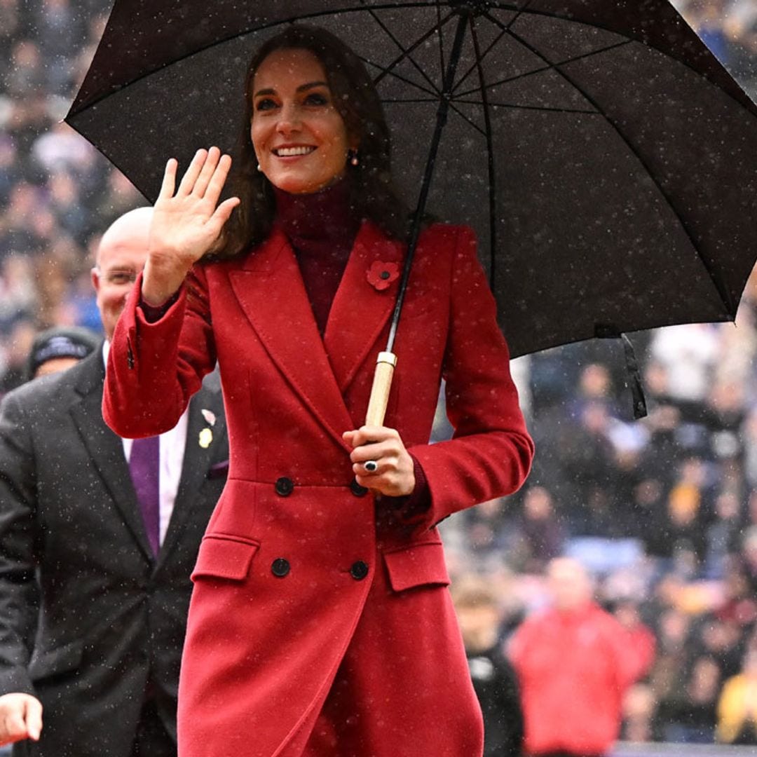 Kate apuesta por el rojo con un simbólico look inglés para asumir un nuevo rol