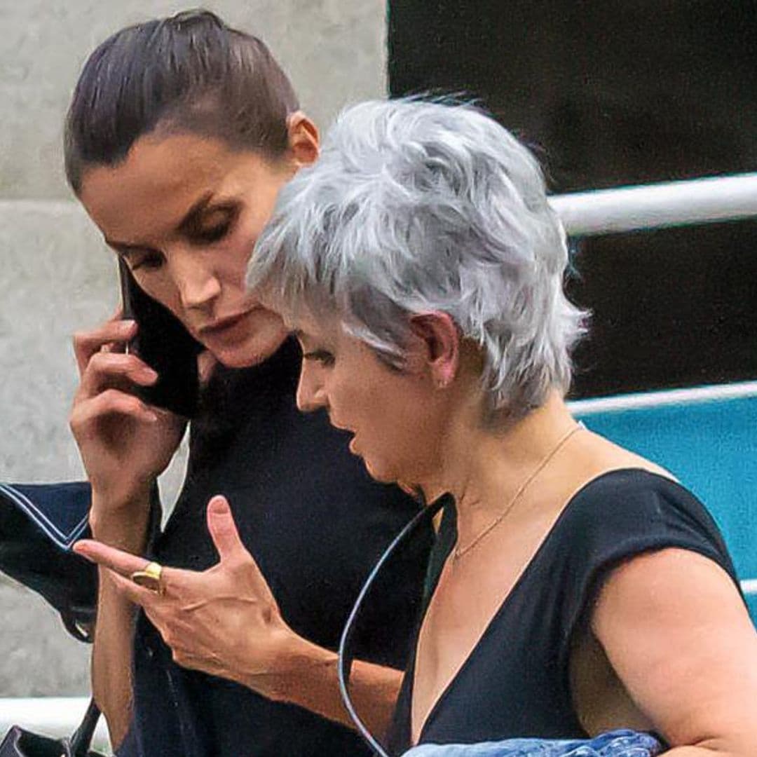 Las imágenes de la reina Letizia en su escapada al Teatro Real con su peluquera y gran amiga, Luz Valero