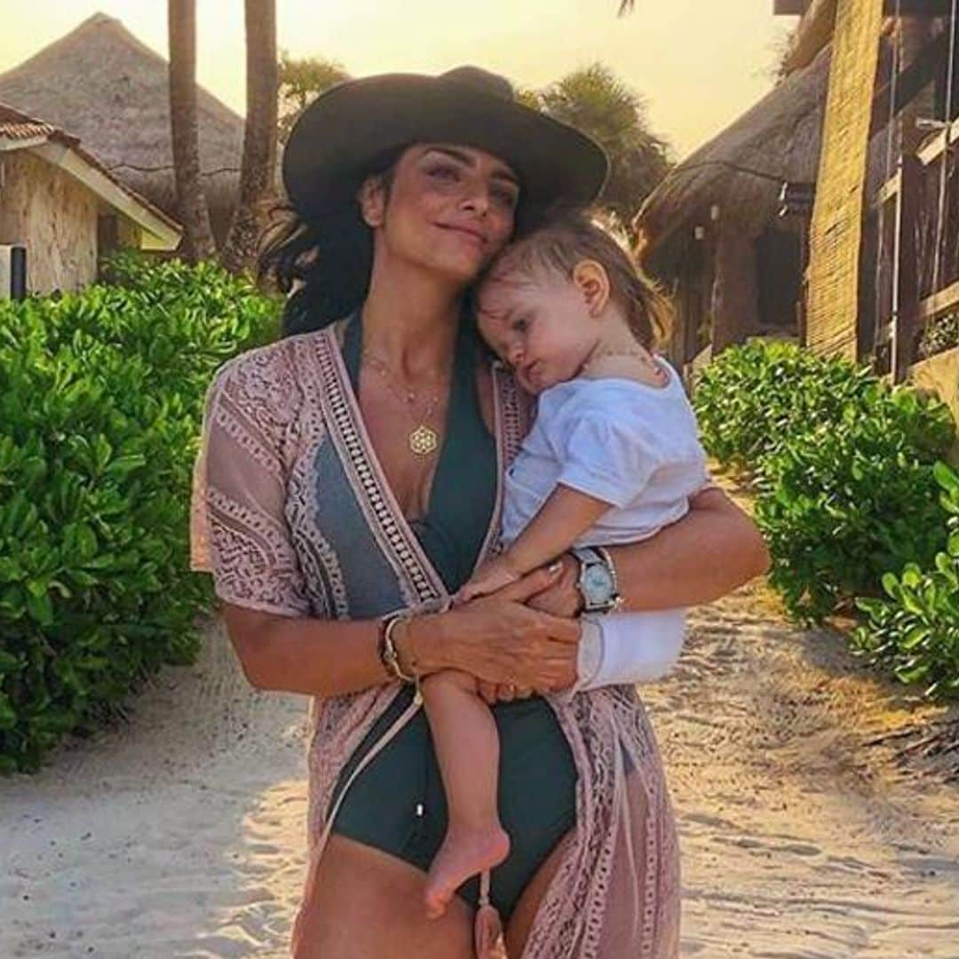 Kailani Ochmann desata la risa de su mamá, Aislinn Derbez, con un caballo de juguete