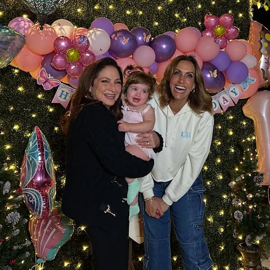 Lili Estefan con su tía Gloria Estefan y la festejada, Sienna Michelle