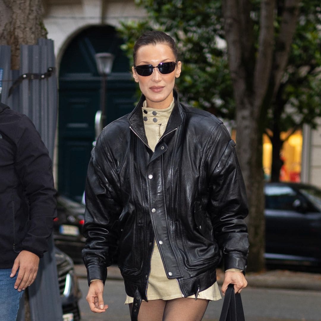 Bella Hadid regresa a la capital francesa estrenando la chaqueta acolchada que triunfará durante el entretiempo