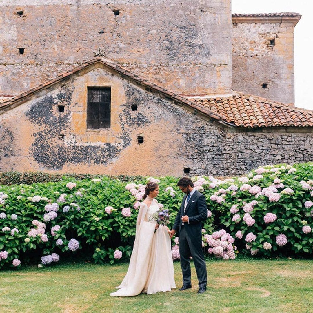 Un vestido de novia desmontable con capa para la boda asturiana de Lola