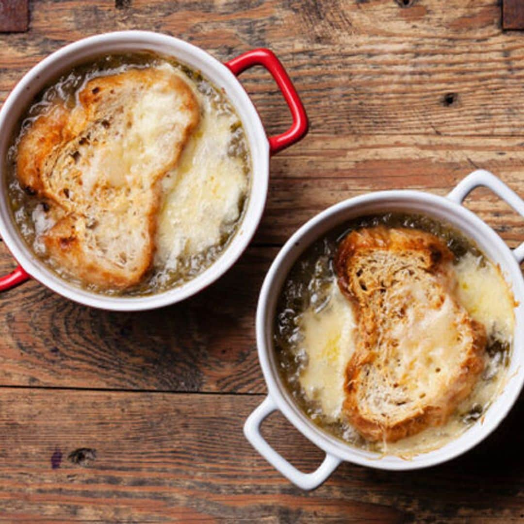 Sopa de cebolla dulce con queso cheddar