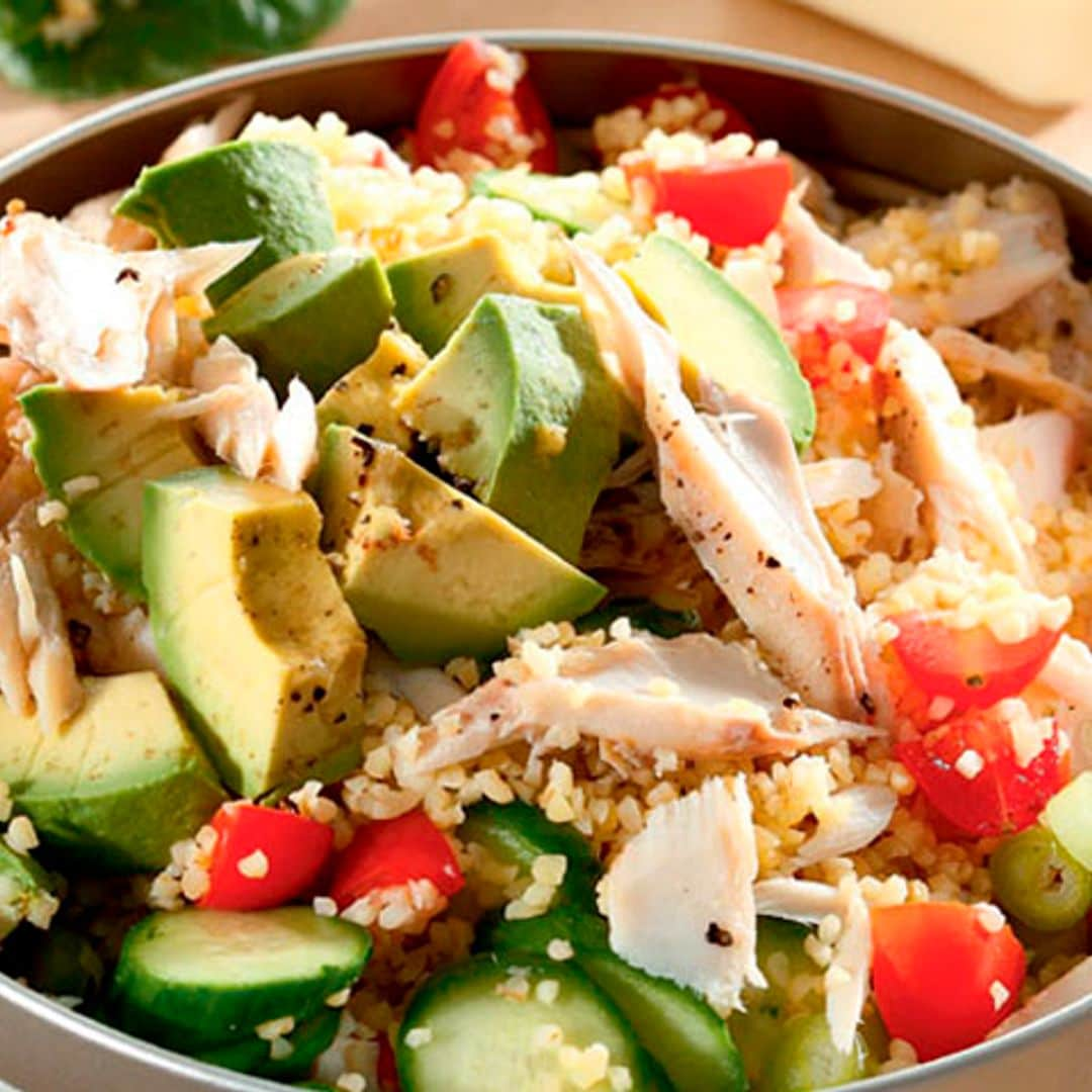 Ensalada de aguacate, tomate y atún con cuscús