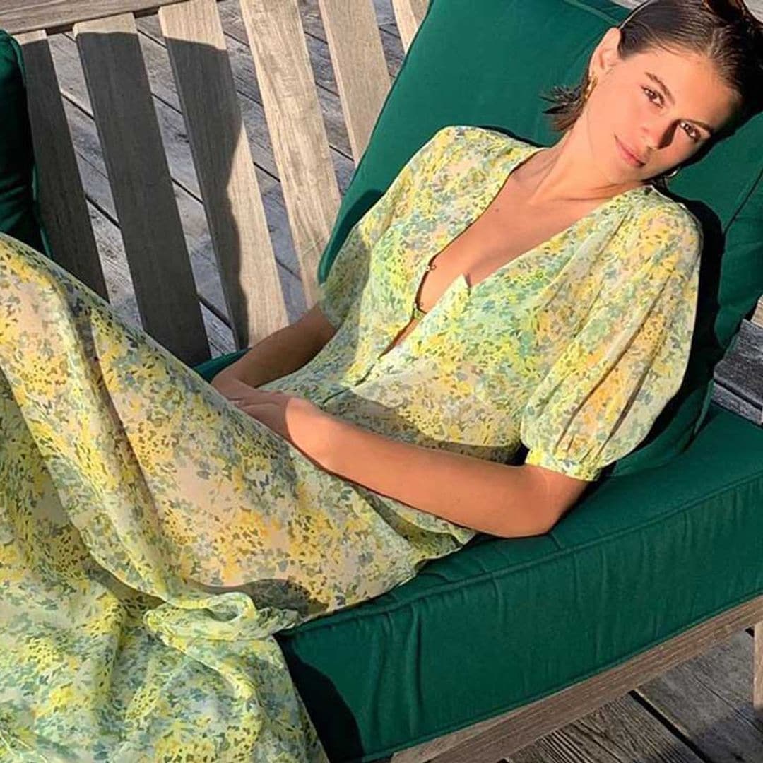 El vestido rebajado y 'made in Spain' que Kaia Gerber ha estrenado en vacaciones