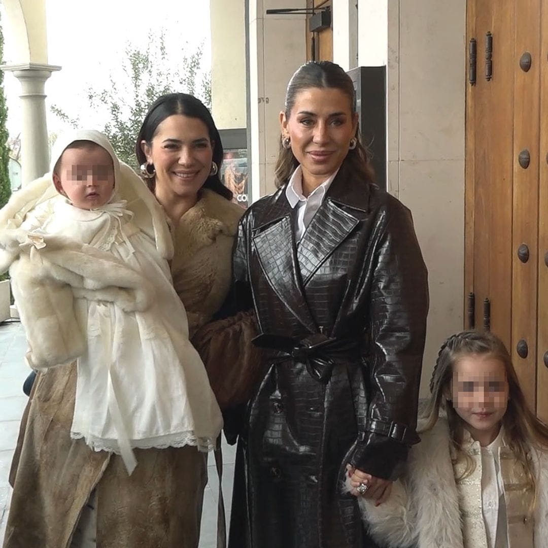 Elena Tablada, con sus hijas Ella y Camila, una tía orgullosa en el bautizo de su sobrina