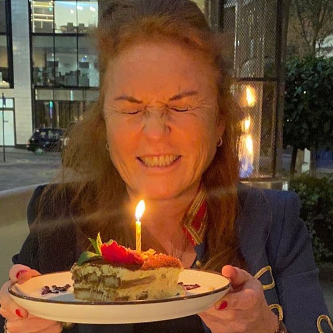 En plena naturaleza, soplando las velas y con la felicitación de su hija: los 62 años de Sarah Ferguson