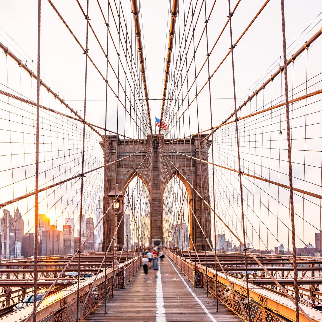 Nueva York, puente de Brooklyn con Manhattan al fondo al atardecer