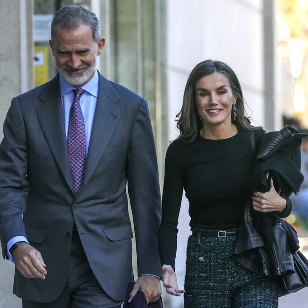 La imagen más cañera de la reina Letizia con pantalón de 'tweed' y mocasines de plataforma 'track'