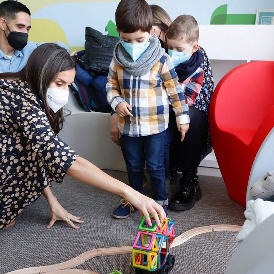 Jugando con dos niños en el suelo: doña Letizia muestra su lado más tierno