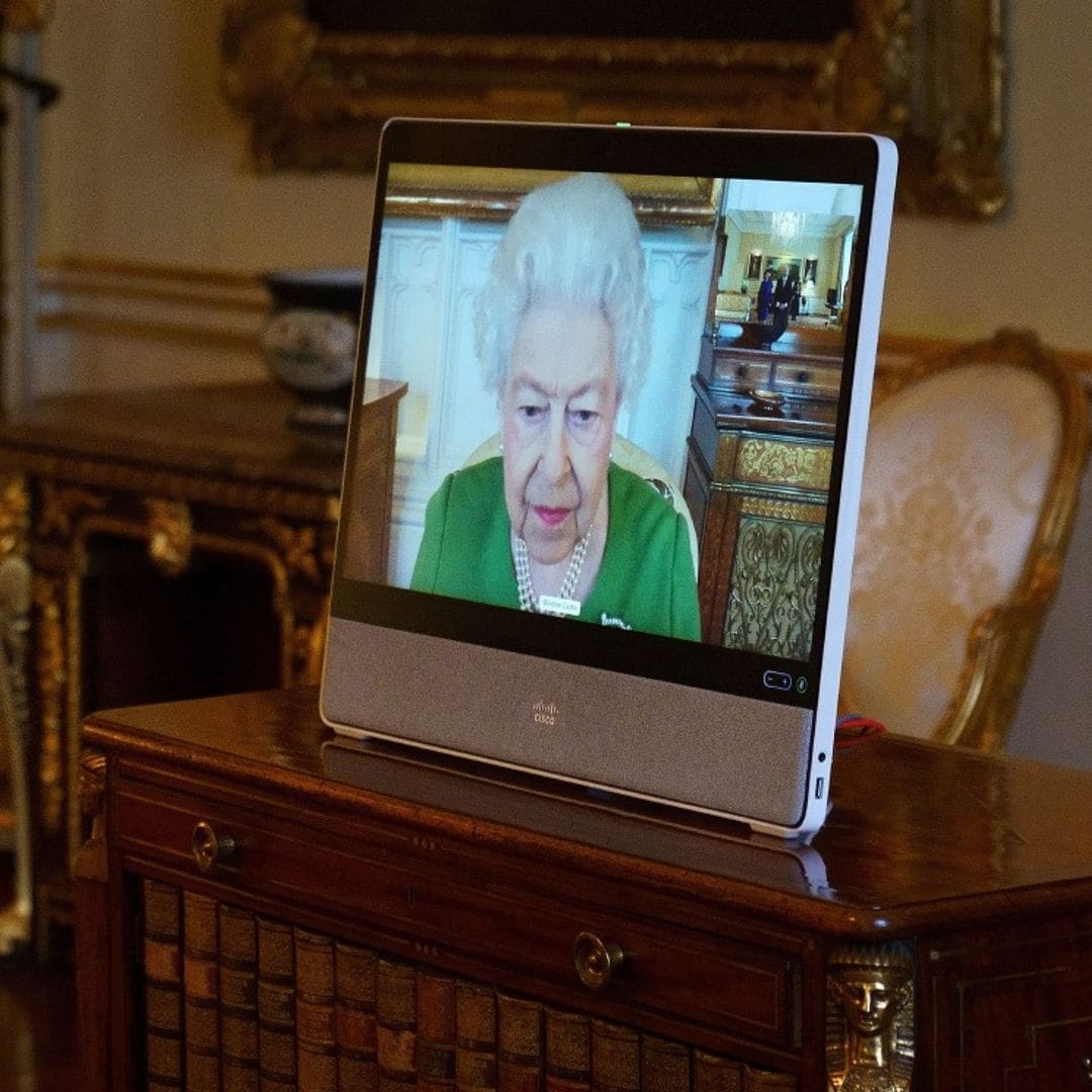 Con buen aspecto y por videoconferencia: Isabel II reaparece tras la preocupación por su estado de salud